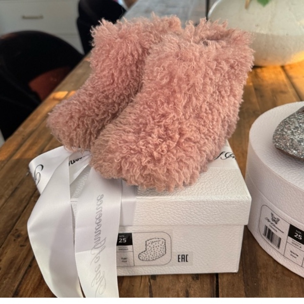 Age of Innocence Pink Yuki Boots (25/9US)